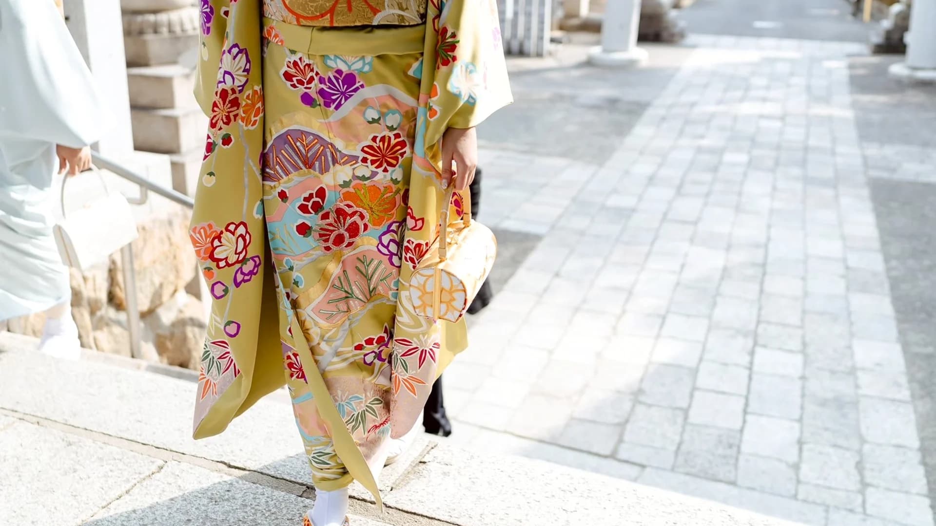 白い着物と帯締め、髪飾りを整えた晴れの日の支度